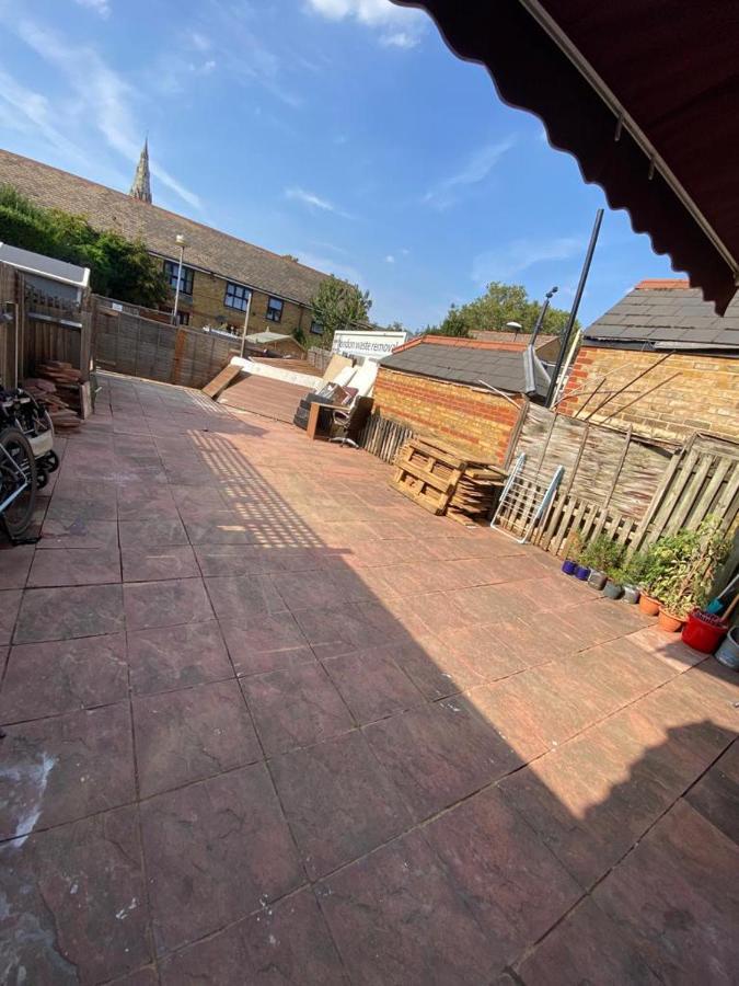 Single And Doubles Rooms Close To Central London Eksteriør bilde